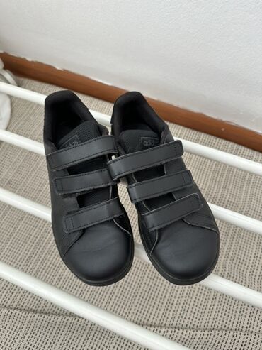 спортивка детская: Детские кроссовки adidas, полностью черные. Характеристики: - Бренд