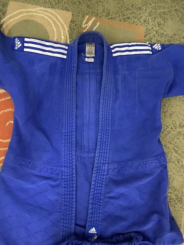 сколько стоят футбольные перчатки: Кимоно для дзюдо Adidas, синее. - Верх с традиционной плотной тканью