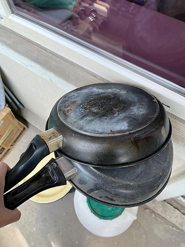 🥘 Продаю 2 сковородки Отдаю две старые сковородки в чистом состоянии