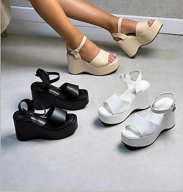 lakovane cipele na stiklu: Sandale 
36-41
3100 din 
O — 1