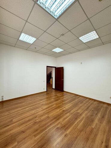 Офисы: Сдаю Офисное Помещение 400 кв.м. в аренду в центре Бишкека - В
