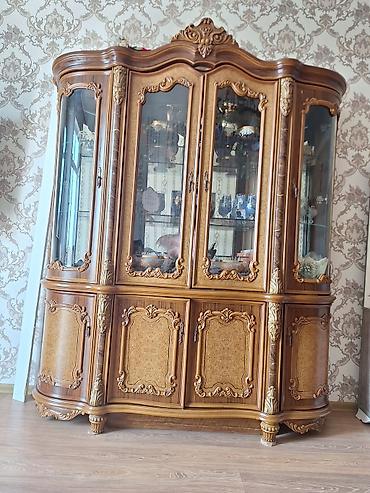 koridor ucun dolap: Klassik üslubda vitrin-bufet - Material: təbii ağac (yüksək — 2