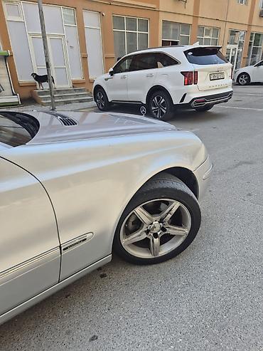 Mercedes-Benz: Mercedes-Benz E-Class sedan - Gümüşü rəng, 4 qapılı kuzov - AMG — 5