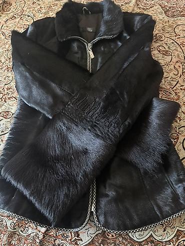 tuklu kurtka: Qadınlar üçün qara kürk gödəkçə - Model: beldən yığma, uzunsov siluet — 3