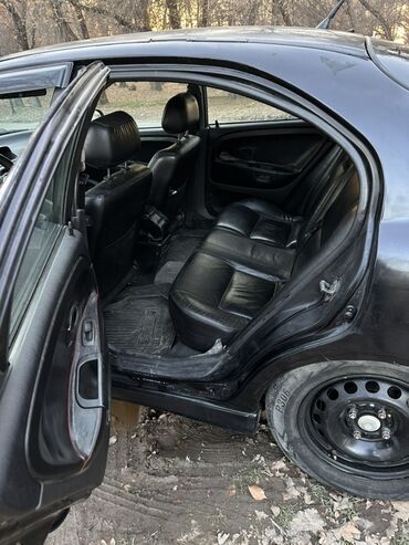 Другие автомобили: Черный седан класса D, 4 двери, левый руль. Кузов с плавными линиями — 6