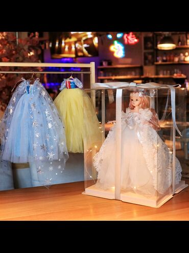 платье подружек невесты: В комплекте: -Кукла с подвижными ногами и руками. -Подставка