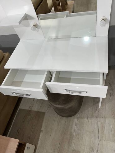 Stolovi: Sto za šminkanje 5 U ponudi moderan stočić za šminkanje, savršen za — 8