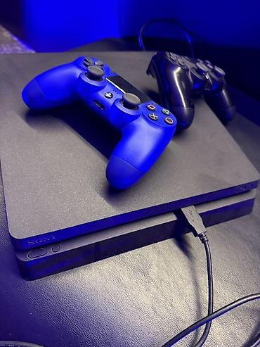 Sony PlayStation 4 Slim (черная) — игровая консоль с двумя