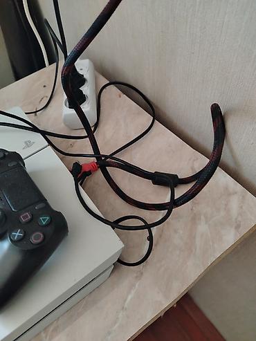 playstation servis: Sony PlayStation 4 (ağ rəng, “PS4” logolu) oyun konsolu. Komplekt: - — 2