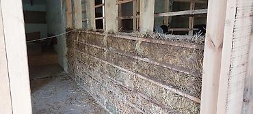 Другие стройуслуги: Стена дома, частично утепленная тюками соломы, закрепленными — 5