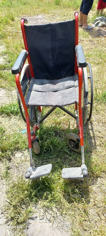 ортопедические товары для ног: Б/у инвалидная коляска,в отличном состоянии,тормоза держат