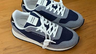 hil: Tommy Hilfiger kişi krossovkaları - Model: retro-runner üslubu - — 2