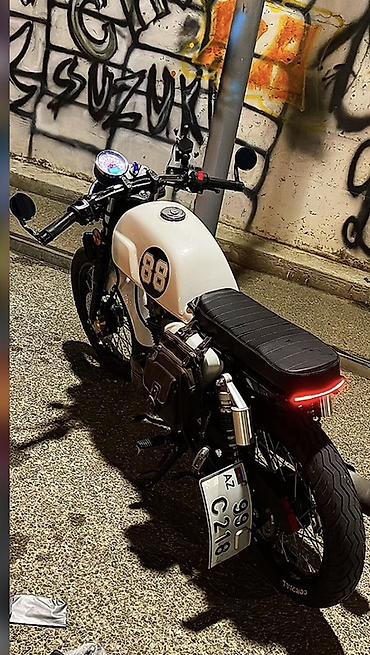 paneler: Kafe-reyser üslubunda modifikasiya olunmuş motosiklet - Gövdə — 1