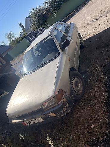 Mazda: Mazda 323: 1988 г., 1.3 л, Механика, Бензин, Седан — 3