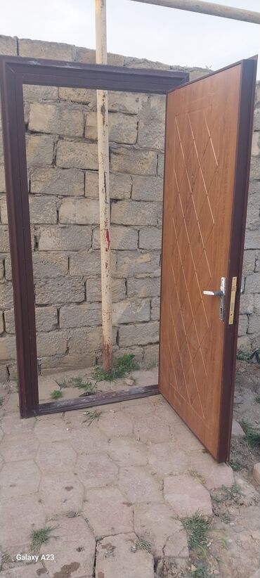 qapıların qiyməti: Dəmir qapı satılır eni 0.98 sm hündürü 2.05 sm dir.Apşifkası zamoku