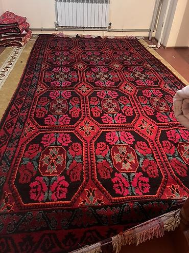 Ручной ковёр с геометрическим и цветочным орнаментом. - Тип: ворсовый
