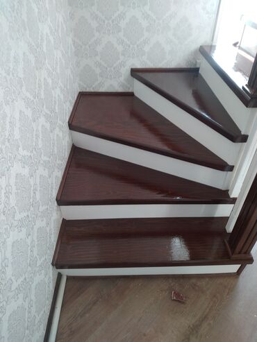 Деревянные лестницы: Деревянная лестница с окрашенными ступенями и белыми балясинами — 28