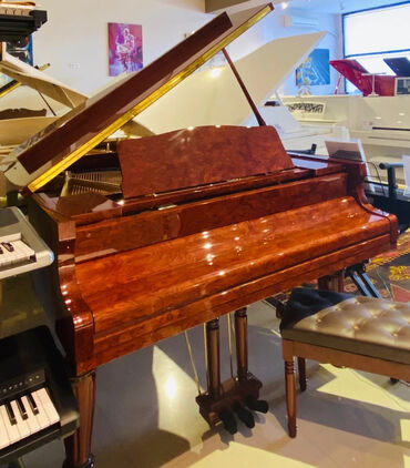 madeyra royal yataq desti: Royal ve Pianolar. Royal Musiqi Aletleri salonu sizlere genish