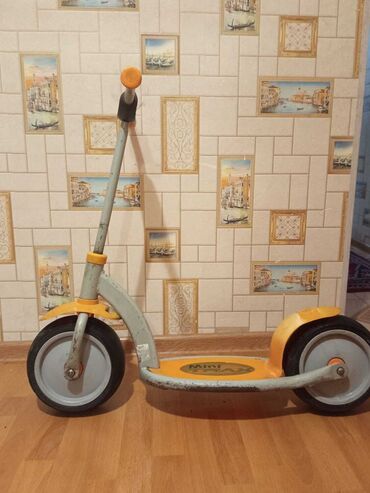 Samokatlar: Mini Trax uşaq skuter. Sarı və boz rənglərdədir. Uşaqların əyləncəli