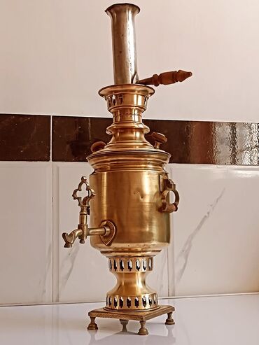 qazlı su aparatı: Ənənəvi çay hazırlamaq üçün nəzərdə tutulmuş bürünc samovar. Bu