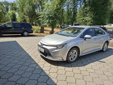 авто москва: Автомобиль Toyota Corolla в кузове седан, выполненный в серебристом