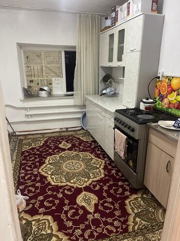срочно продаю дом в новопокровке: Үй, 55 кв. м, 3 бөлмө, Менчик ээси, Эски ремонт