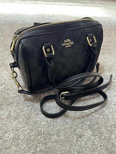 Классические сумки: Сумка COACH с фирменным монограммным тиснением Signature в черном — 2