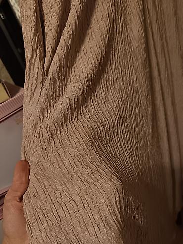 Bej rəngli teksturalı qadın paltarı. Gündəlik ev geyimi. Yanlardan