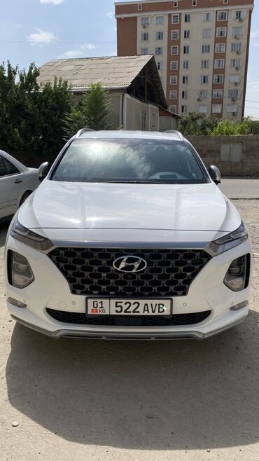 семиместные машины: Белый внедорожник Hyundai Santa Fe. Год 2018 2.2 дизель 4wd 7