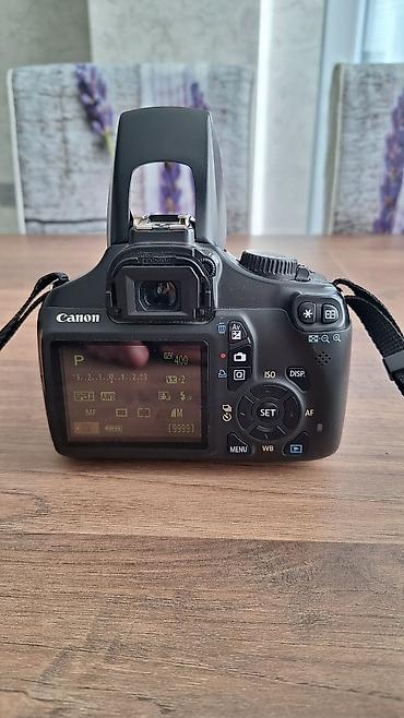 tikis isi: Canon EOS 1100D modeli, iki rəngli qara korpusa malik DSLR — 1