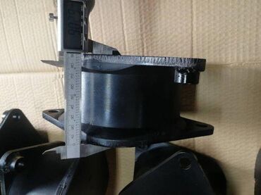 Ostalo: Gumeno-metalni nosači vibro valjka HAMM U ponudi imamo gumeno-metalne — 10