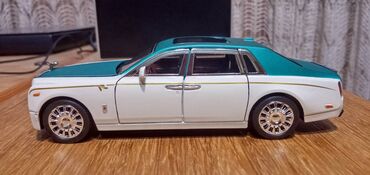 Igračke: Nov metalni model automobila Rols Rojs Fantom. Pale mu se prednja i — 8