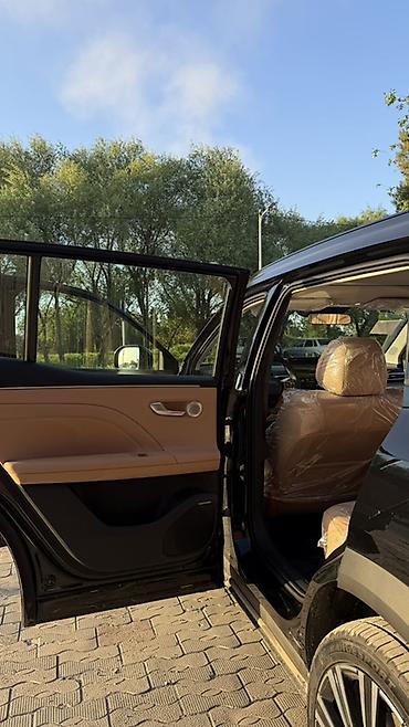 GAC: Черный кроссовер/внедорожник с просторным салоном и бежевой кожаной — 23