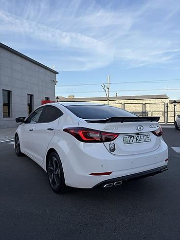 elantra hunday: Hyundai Elantra sedan – ağ rəngdə, aerodinamik kuzov dəsti ilə. Şəhər — 6