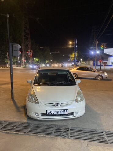 автомобиль фит: Автомобиль Honda Fit белого цвета. Компактный хэтчбек, подходящий для