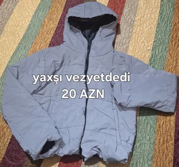 Cinslər və şalvarlar: Boz rəngli kapüşonlu qış gödəkçəsi. Xüsusiyyətlər: - Tam qapanan ön