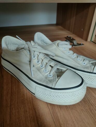 оргинал красовки: Белые кеды casual shoes 
состояние отличное,носили пару раз