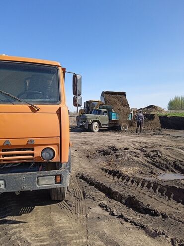 полуприцеп цистерна бу: Оранжевый самосвал КАМАЗ с трехосной конфигурацией задней тележки