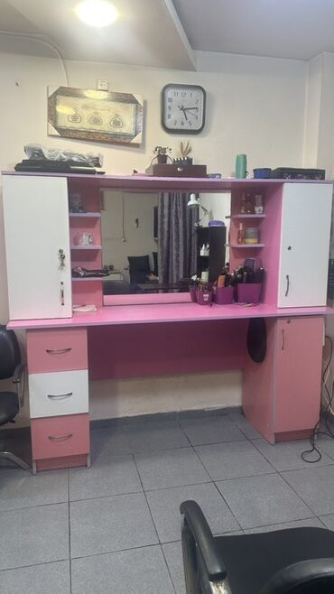 стол для маникюра: Salon üçün vizaj/saç ustası masası və güzgü komplekti - Rəng