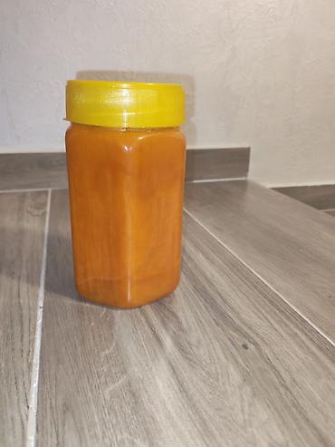 бутылки воды: Натуральный горный мёд и облепиховый мед в удобной фасовке. На фото — 3