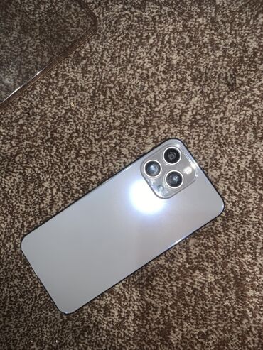 внутренний модем: Смартфон с тремя основными камерами и вспышкой, серебристая задняя