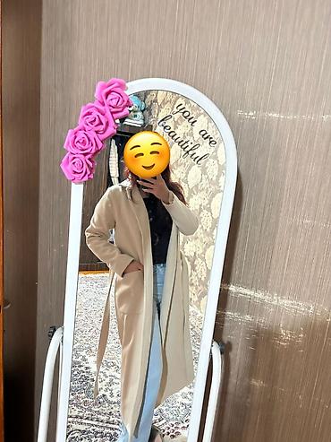 Paltolar: Bej rəngli uzun qadın palto - Model: Kəmərli, düz kəsim, dizdən aşağı — 1
