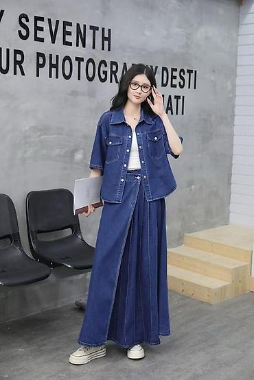 Костюмы с юбкой: Джинсовые комплекты для женщин Варианты: - Юбочный костюм из денима — 2