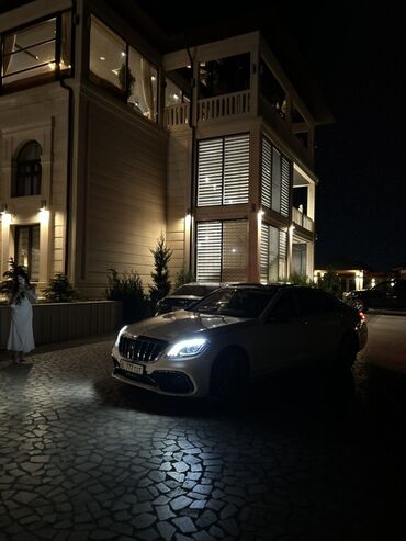 мерс грузовой 817: Элегантный седан Mercedes-Benz S-класса, представленный на фоне