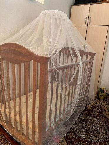 кровать кровать кровать: Детская кроватка из дерева с классическим дизайном, оснащенная