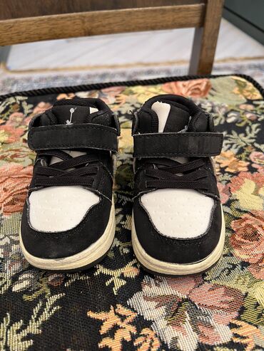 обувь jordan: Детские кроссовки Jordan. Деми, на липучках. Состояние хорошее. 21 р