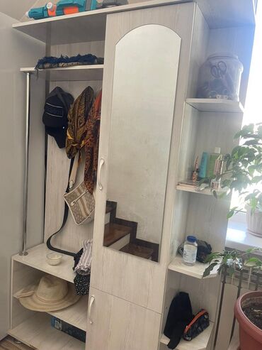 старый сервант: Кире бериш үчүн шкаф, Колдонулган, Күзгүсү менен