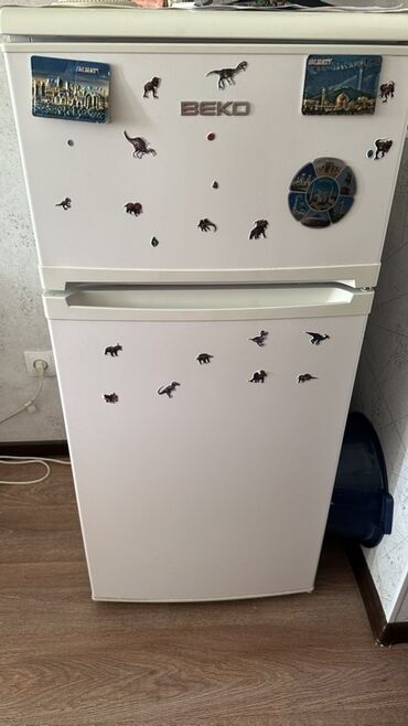 стекло на духовой шкаф: Холодильник BEKO, двухкамерный. - Верхняя камера — морозильник с