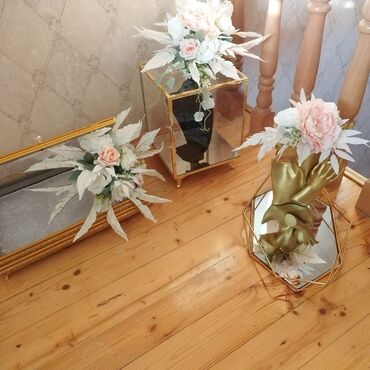 Xonça: Ağ güllərlə birlikdə 700 manata satılır.2 dəst qırmızı və mavi — 8