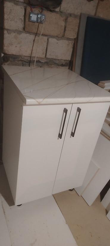 işlemiş mebeler: Mətbəx üçün alt şkaf - Material: ağ laminat korpus, mermər naxışlı iş — 2
